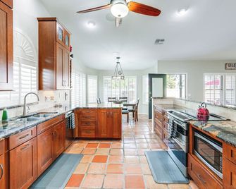 3 Mi to Dtwn Home with Heated Pool in Gilbert - Gilbert - Kitchen