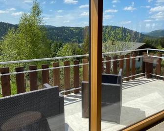 Chalet 8\/9 people at 900m altitude in a quiet area and 10 minutes from Gerardmer - Ban-sur-Meurthe-Clefcy - Balcony