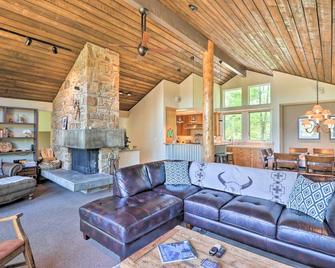 West Glacier Home w/ Majestic Mountain Views! - West Glacier - Living room