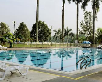 Nilai Springs Resort Hotel - Kampung Baharu Nilai - Piscina
