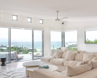 Villa Isabelle - Sunshine Beach - Views - Pool - Sunshine Beach - Living room