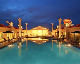 هارموني وان كونفينشان هوتل آند سيرفيس آبارتمينتس - باتام كوتا - حوض السباحة