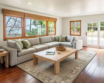 Ocean Breeze Abode and Bungalow by Paradise Retreats - Summerland - Living room