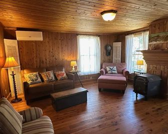 Tom Frank Gaskins: Dog friendly historic home located near the harbor. - Ocracoke - Sala de estar
