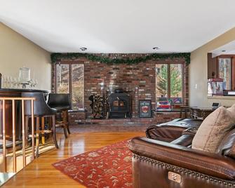 Sleeping Giant Stay - Hamden - Living room