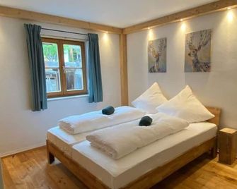 Neurenovierte Ferienwohnung Franzl - Holzkirchen - Schlafzimmer