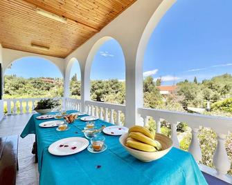 Astra Beach House by DadoVillas - Astrakeri - Balcón