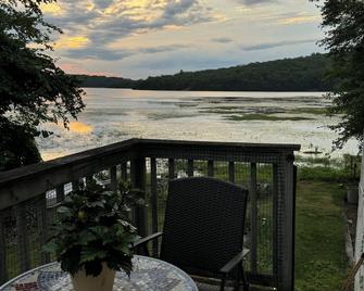 An Artistic Lake House, Spacious 3-bedroom house with , fitness room in Monroe - Monroe - Balcony
