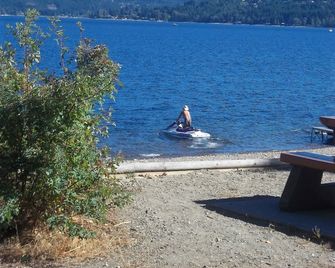 4-Bdrm Waterfront Townhome - Scotch Creek - Beach