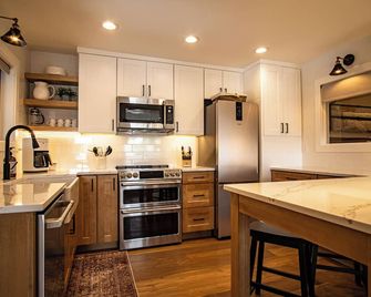 Classy, contemporary, cozy, Sun Valley con with Community & Resort Amenities - Sun Valley - Kuchnia