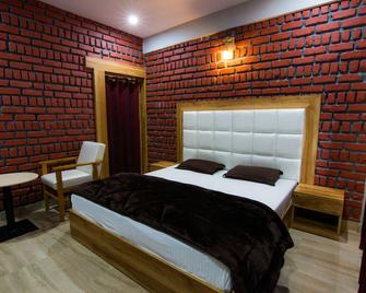 Livingstone Riverside Hills Resort Classic Room - Dehradun - Schlafzimmer