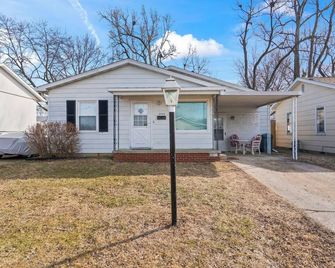 Charming 3-bedroom house in enchanting Springfield with Wifi, Smart TV, King Bed - Springfield - Building