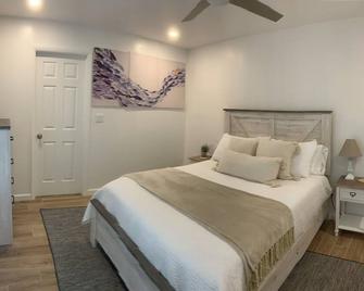 Relax in a Beautifully Renovated Beach Villa on a legendary beach! - Treasure Cay - Bedroom