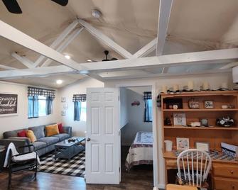 Beautiful full apartment, in barn style building, close to town with farm views! - Nampa - Living room