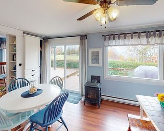 Amazing Lakeview-Cozy Cottage- Private Beach Access Sleeps 6 - Goderich - Dining room