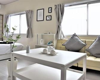 U-Shuku Osaka 2 - Osaka - Living room