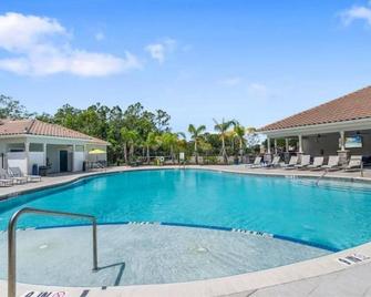 Sophisticated 3bd/2ba Retreat: Pool, Gym, Laundry - Melbourne - Pool