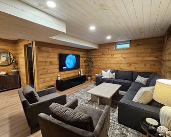 Cabin with hot tub, heated swimming pool and acres of backyard hiking - Adams - Living room