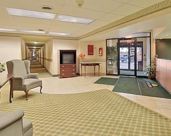 Days Inn by Wyndham Cleveland Lakewood - קליבלנד - לובי