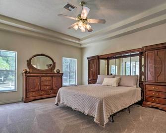 Luxe House with Lanai and Pool, 2 Miles to Golf! - Lecanto - Habitación