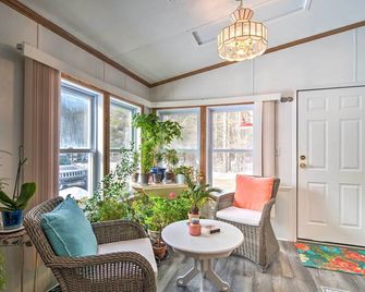 Woodland Retreat Near Trails, Golf and Wineries! - Harbor Springs - Sala de estar