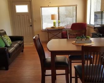 Charming Vintage Cottage -Walking Distance to Old Town Cottonwood! - Cottonwood - Dining room