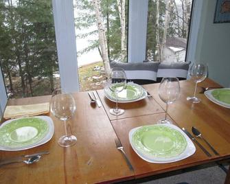 Quiet and Prestine Four Mile Bay Family Cottage - North Bay - Dining room