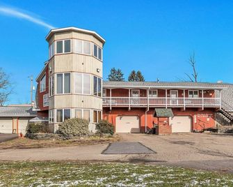 Country suite - Red Barn village - Dickson City - Building