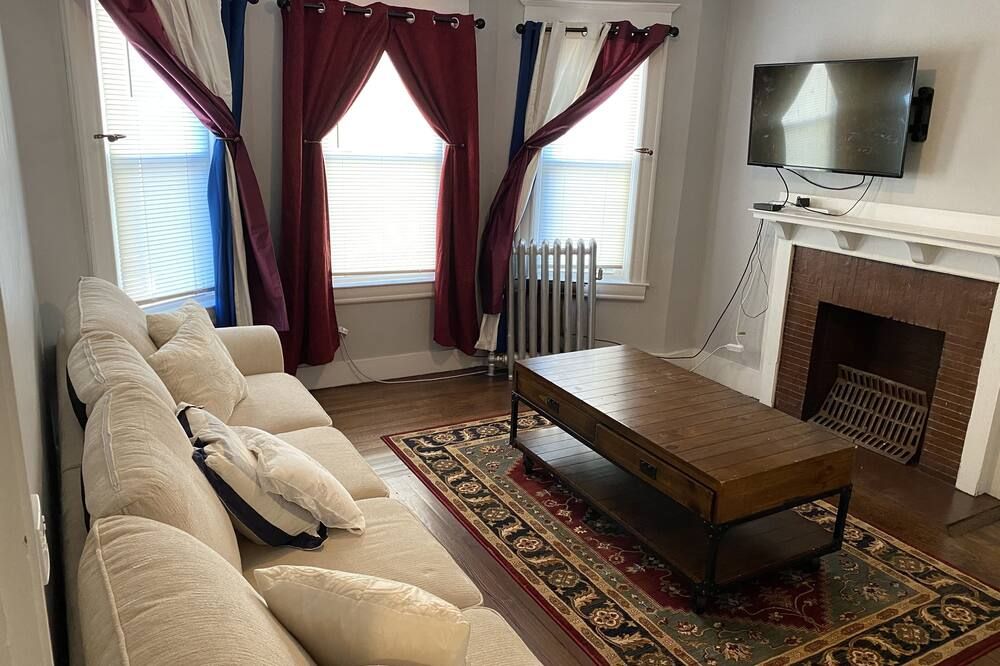 White Cozy Room (1b) - Springfield - Salon