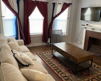 White Cozy Room (1b) - Springfield - Salon
