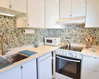 New Ac 1 Bedroom W Private Deck & Patio - Provincetown - Kitchen