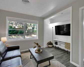 The Huge Home I Next 2 Shsu I Sleeps 16 I Pingpong - Huntsville - Вітальня