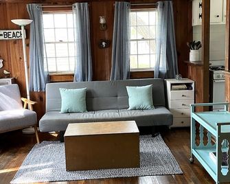 Cozy Cape Cottage with Beach Access - Eastham - Living room