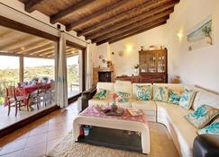 Belvilla by OYO Luxurious villa with private pool - Baia Sardinia - Living room