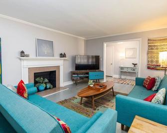 Boho by the Water! 1750sqft - Fishing & sleeps 10! - Charlotte - Sala de estar