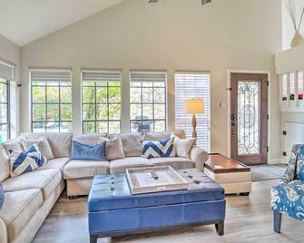 Horseshoe Bay Townhome with Patio and Outdoor Pool! - Horseshoe Bay - Living room
