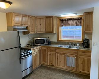 Lake George 2 Bed 1 bath cabin, adirondacks: winter special - ask for free night - Lake George - Kitchen