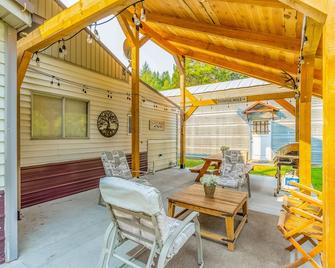 Charming riverfront house with firepit, grill & mountain view - Hungry Horse - Patio