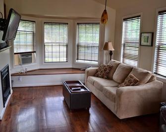 Cottage, Pool, 300 Acres of Blue Ridge Mountains. - Millboro - Sala de estar