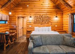 Dogwood Cabin by Amish Country Lodging - Millersburg - Bedroom