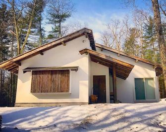 Serene Japanese traditional crafted farmhouse acres of woodland. - Accord - Building