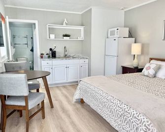 Gallagher`s Travels Room 15 (King Suite) - Bar Harbor