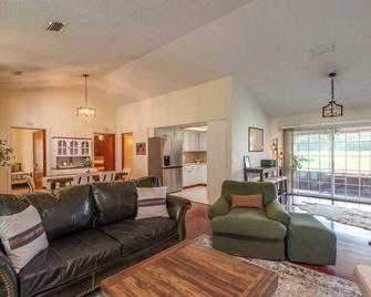 Pet friendly updated home close to HITS, WEC, Rainbow Springs, and Devils Den! - Williston - Living room