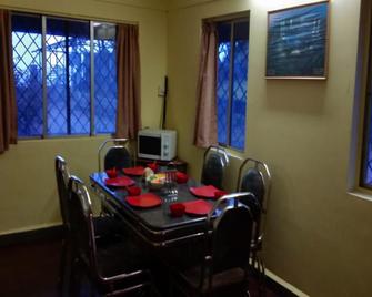 OYO Home 83569 Dwan Villa And Bungalow - Wai - Dining room