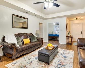 Spacious Madison Vacation Rental with Backyard! - Madison - Living room