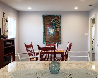 The Red Rambler in the Christmas Capital of Texas - Grapevine - Dining room