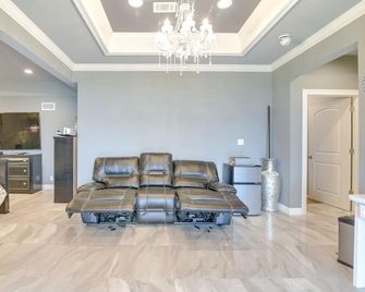 Pet-Friendly Port Arthur Retreat With Fi - Port Arthur - Вітальня