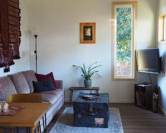 Unique private cottage steps from the river - Courtenay - Living room