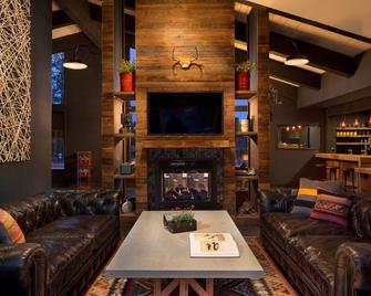 Basecamp Tahoe City - Tahoe City - Living room