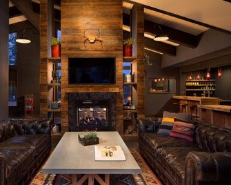 Basecamp Tahoe City - Tahoe City - Living room